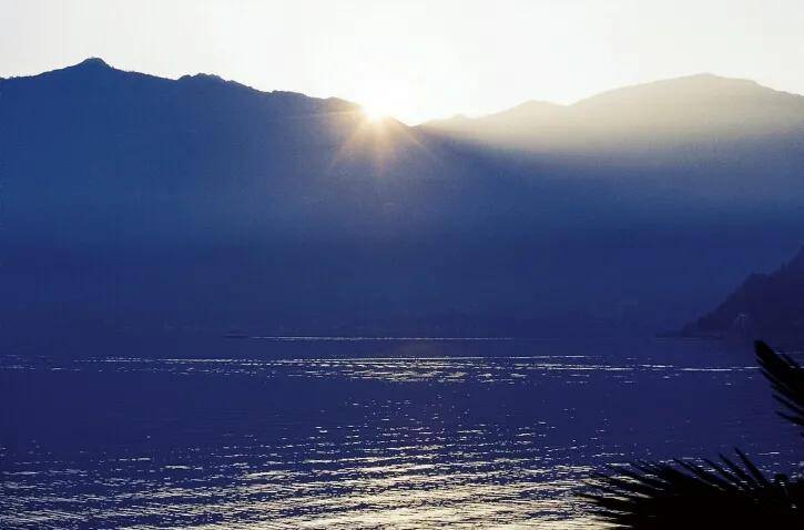 静水之下 灵魂与治愈之水的对话 读程萌的 水岸九歌 图片