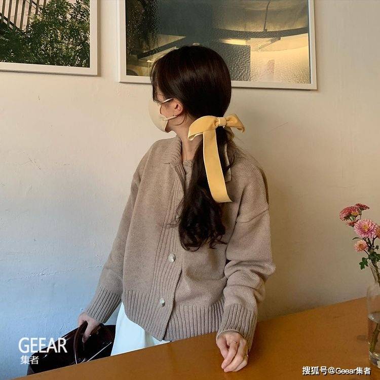 松弛感发型低马尾 7a78f61dbefd47e7a20d868ab9d6dd44.jpeg
