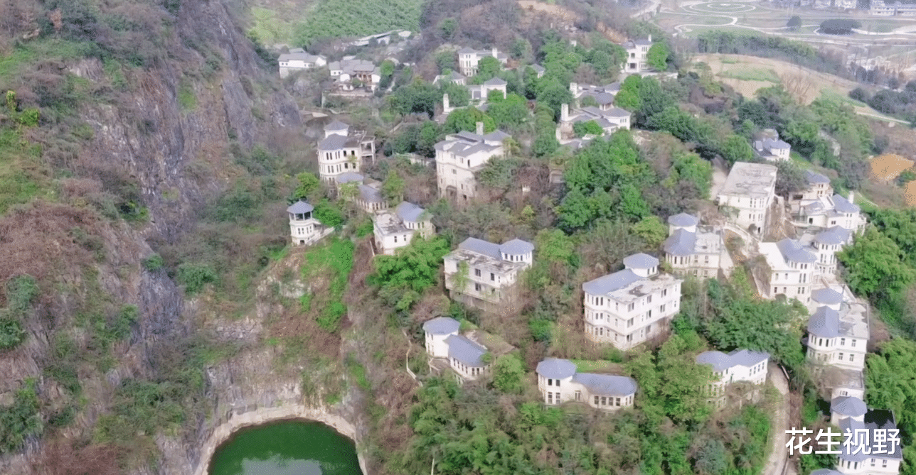 重庆中梁山的废弃别墅群，据说曾耗资2亿多，如今荒废至少10年