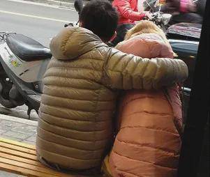 情侣在街上示爱,下一秒发现女朋友有尾巴?