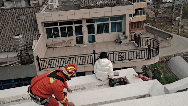 温州乐清一女子被亲戚骗了160多万,意欲跳楼轻生被民警救下!