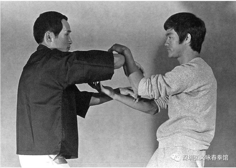 李小龙师范黐手同样的道理,在盘手时,为什么新手通常很难站得住,被