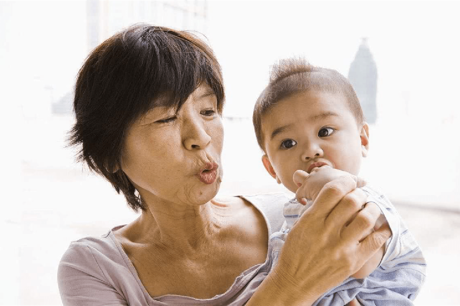 为何很多姥姥带娃到3岁,奶奶就来"截胡"?原因很现实_孩子