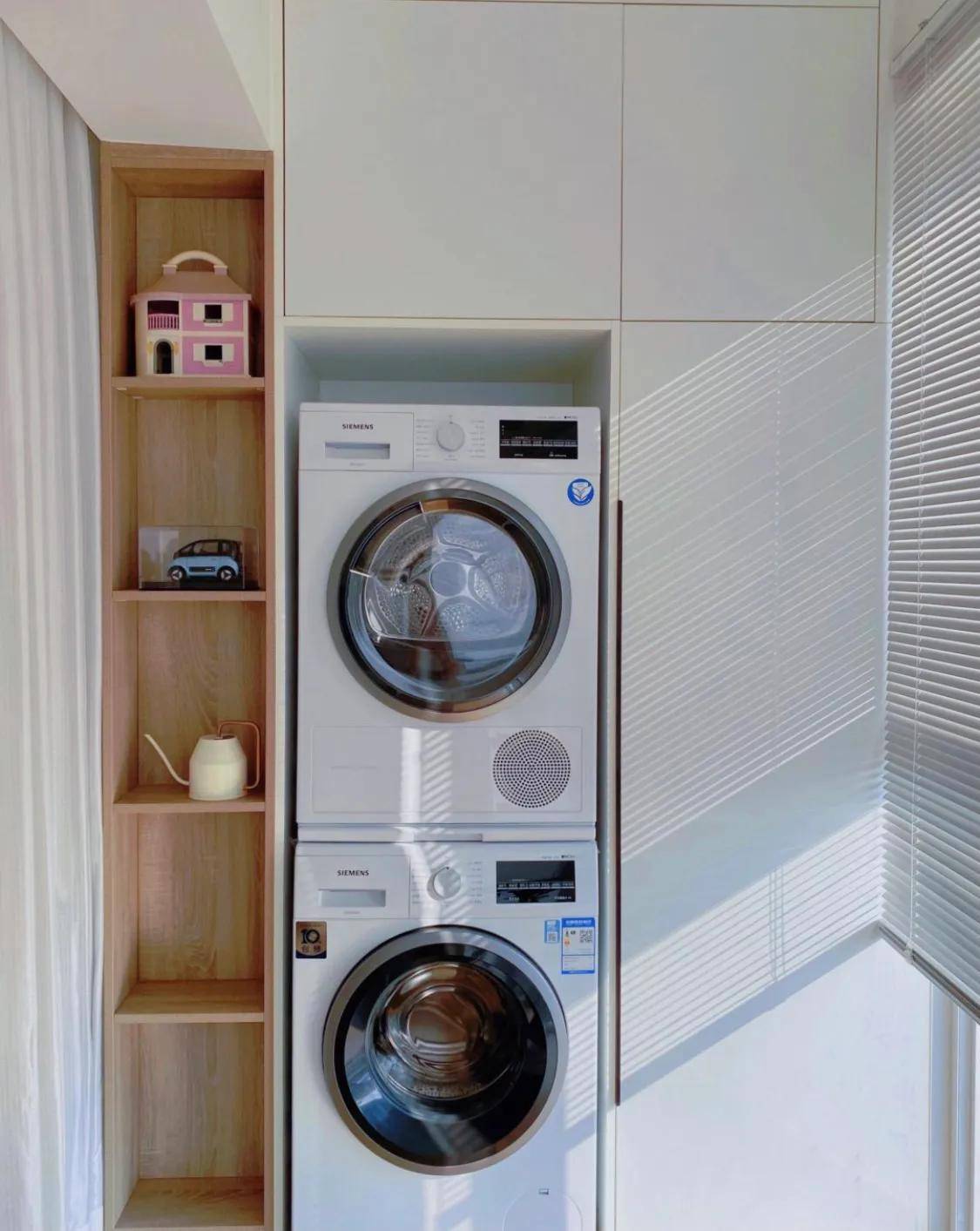 阳台横梁下空间也没闲置,设计成开放式壁龛,在视觉上正好与洗衣柜平行