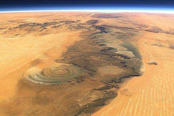 撒哈拉沙漠中有个“大眼睛”，长达七百里，“眼珠子”就有百里长