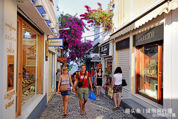 希腊“梦幻小镇”，立于悬崖，坐享美景，是圣托里尼“购物天堂”