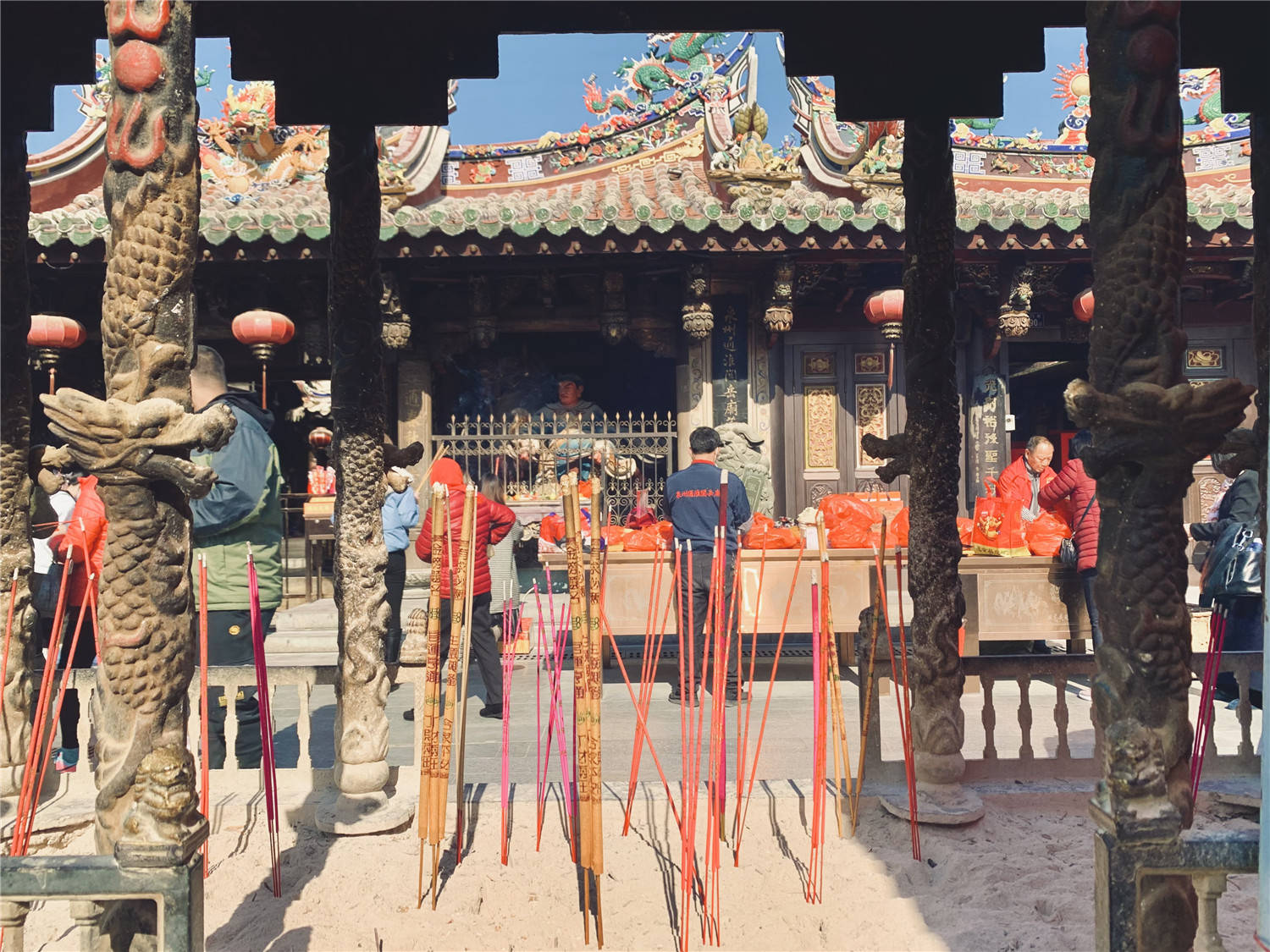 香火旺的泉州古庙：连年轻人都来烧香，添油箱与时俱进还能扫码