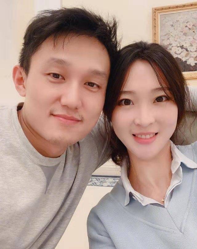 发福明显,老公是北大博士有家族企业_杨臻博