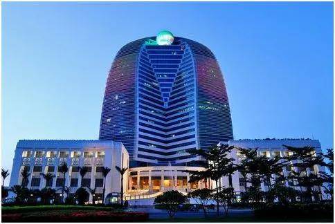 海航集团的总部大楼即海航大厦,从正面看整体造型为一尊盘腿而坐的