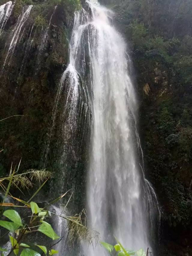 飞流直下三千尺，疑是银河落九天，箐河瀑布，广袖轻舒目含情