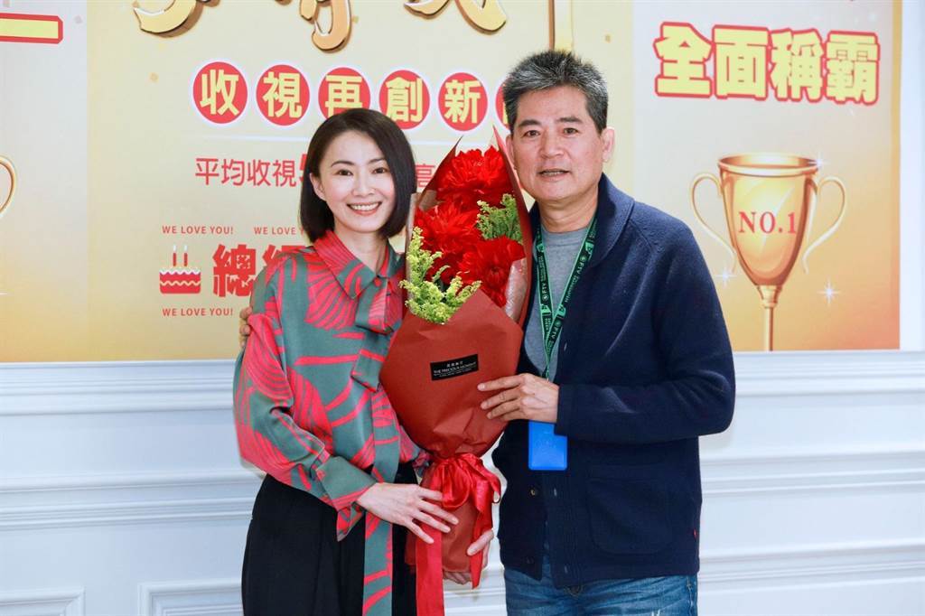 侯怡君(左)和男友萧大陆情缠20年.萧大陆将收到的花束转送给侯怡君.