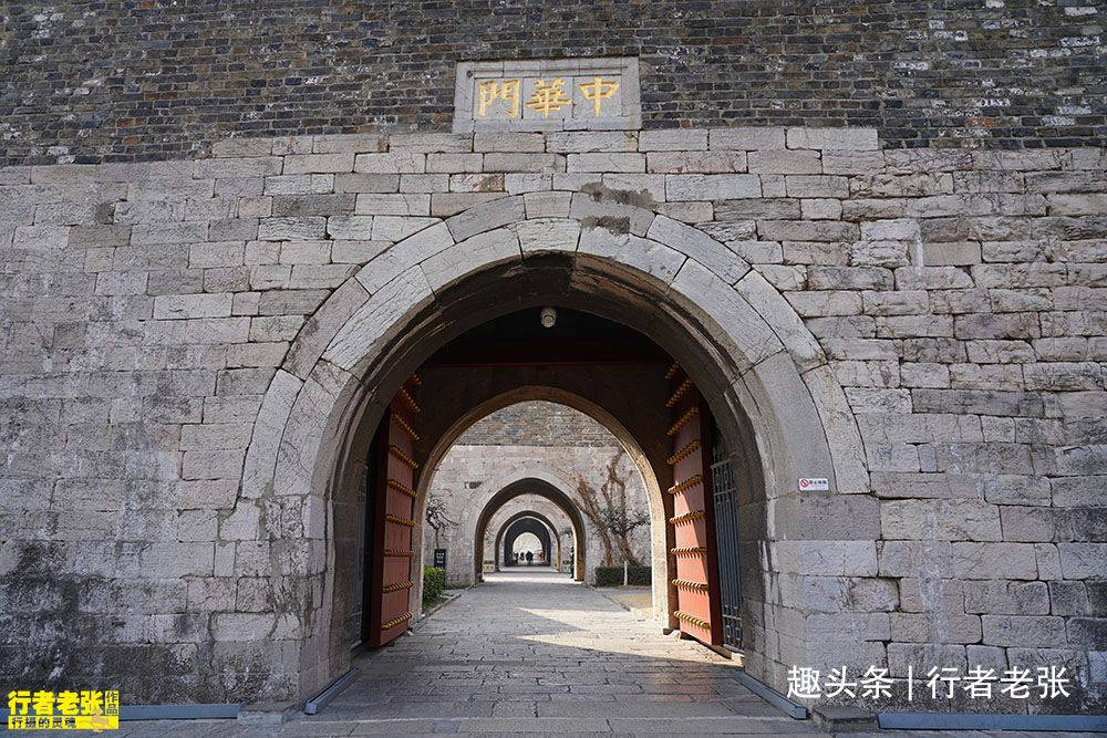 历史上“最坚固”的南京城墙，却只有一座城门保存完整，规模第一
