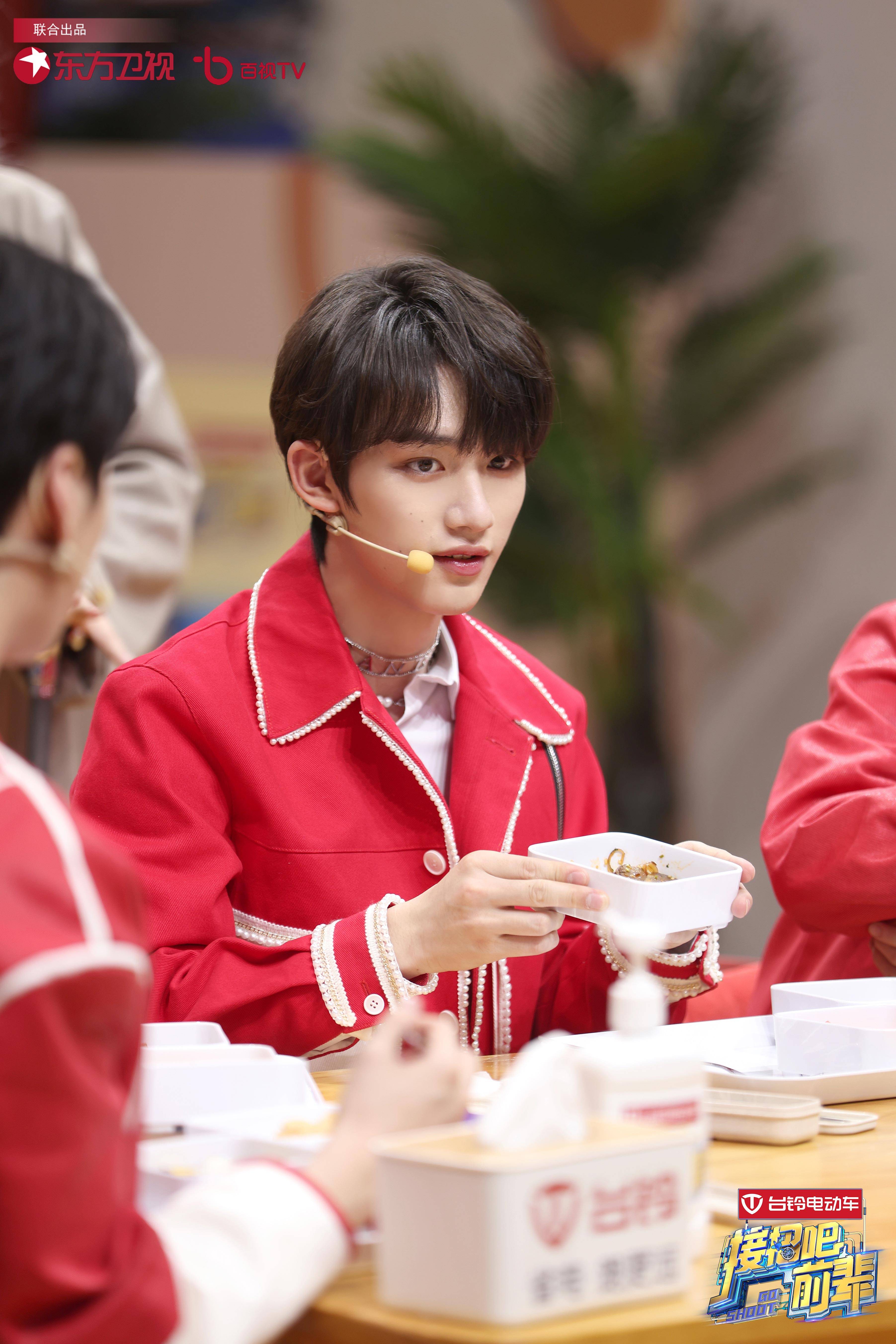 《接招吧前辈》与姐姐欢度元宵 时代少年团给防疫工作者送汤圆