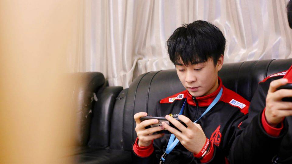 原创麟羽直播偶遇七年暗示出七年处境ag超玩会边路已无七年位置