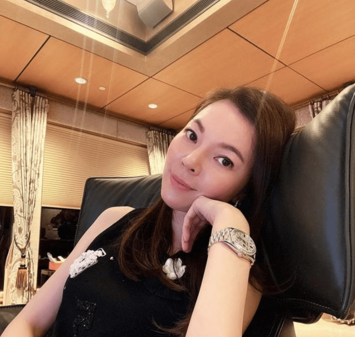 富士康老板娘一改往日低调大秀豪宅和豪表46岁扮嫩装少女