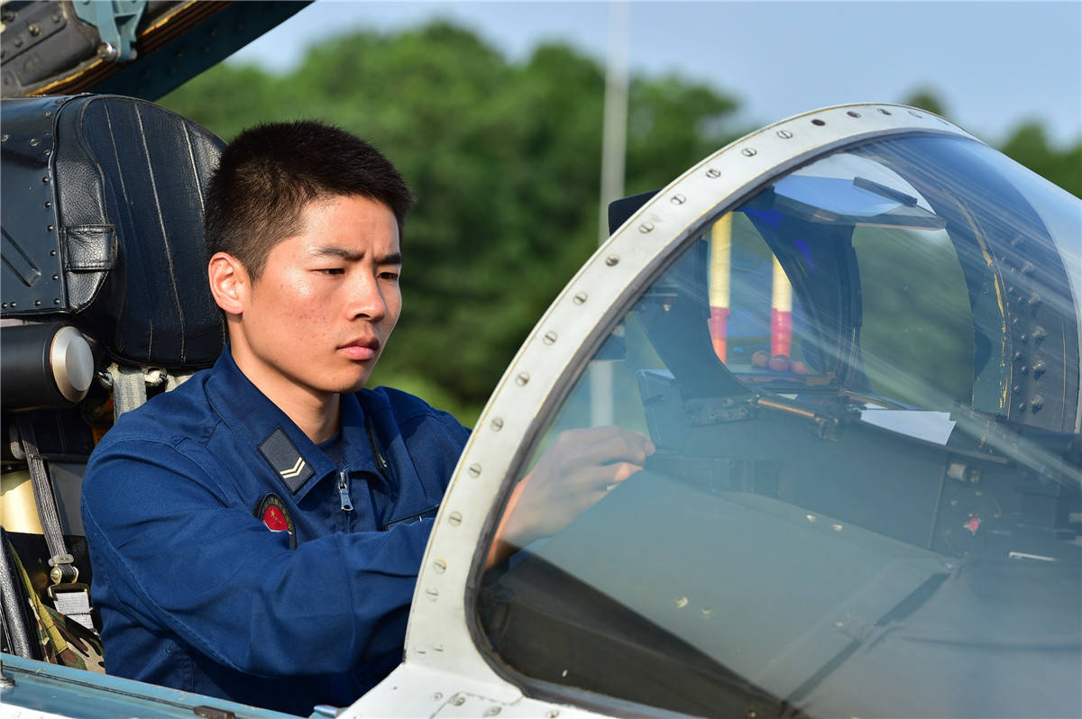 海军航空机务兵图片