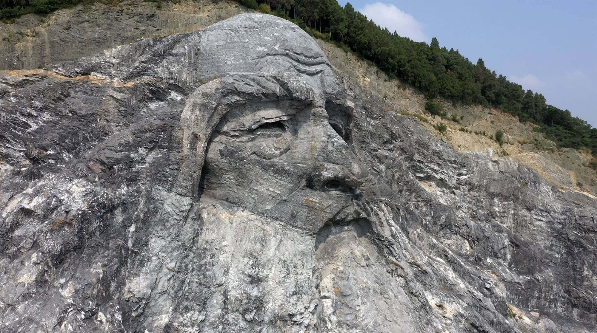 《你好,李焕英》火了,贾玲老家襄阳的这座山体雕塑,却鲜为人知