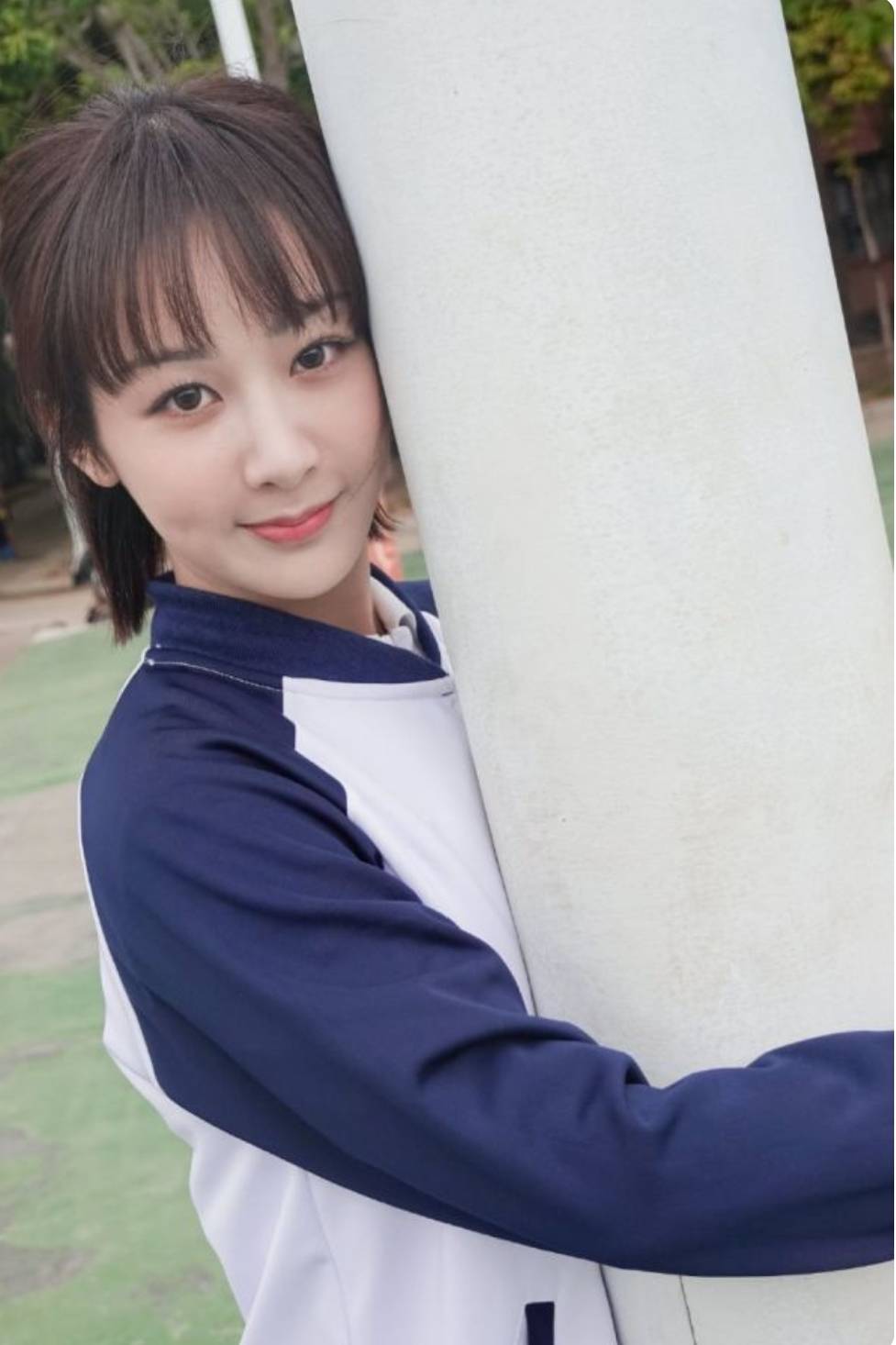 杨紫挑战"国产校服",却被脚上的鞋子抢镜