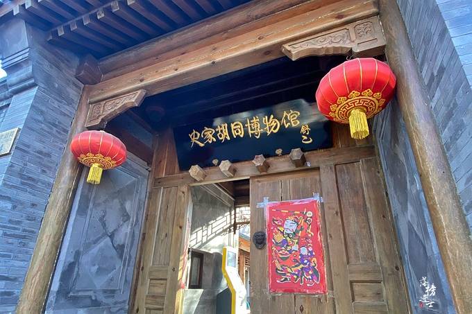 北京有一条700多米长的胡同，名人荟萃，吸引了众多游客前来