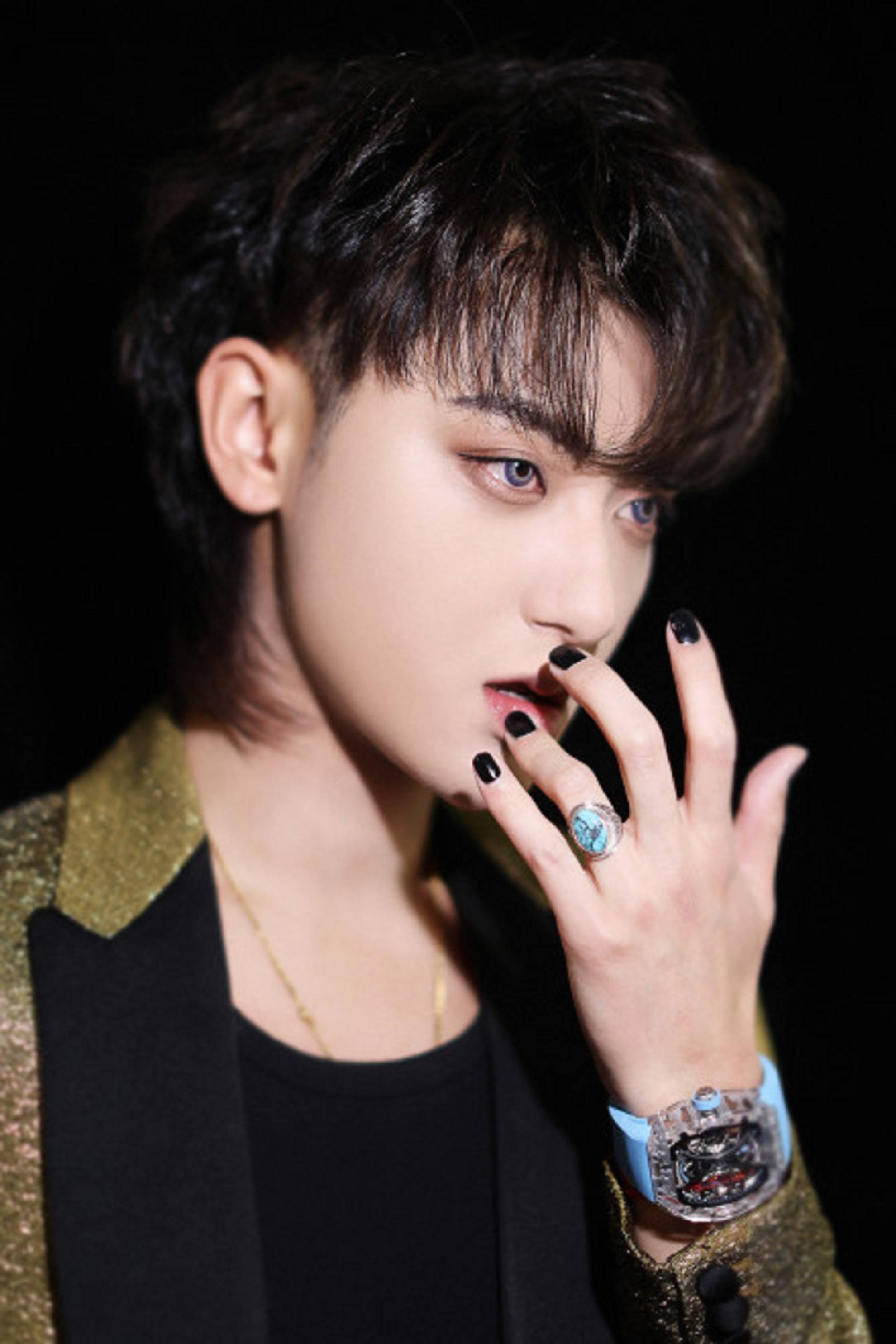 黄子韬:看了第一期我就关了_salute