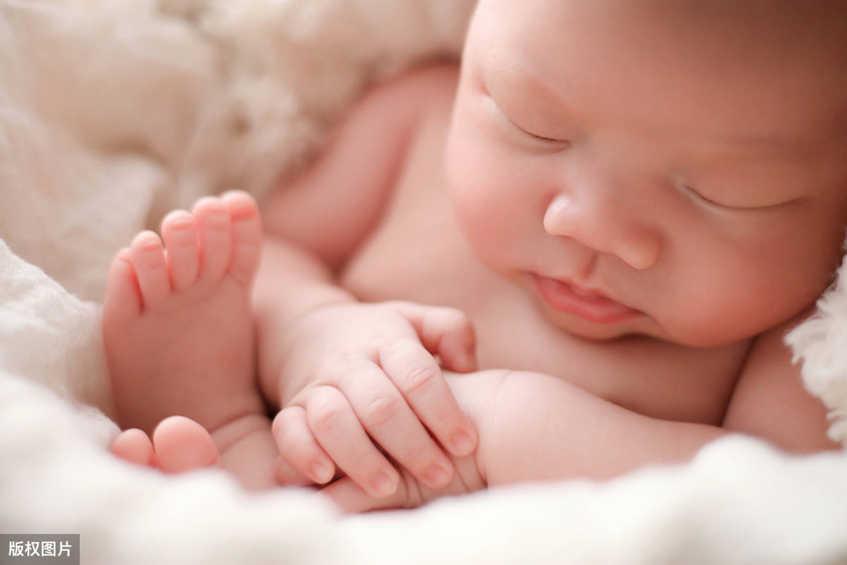新生儿喝一会奶睡一会 一吃母乳没几口就睡觉