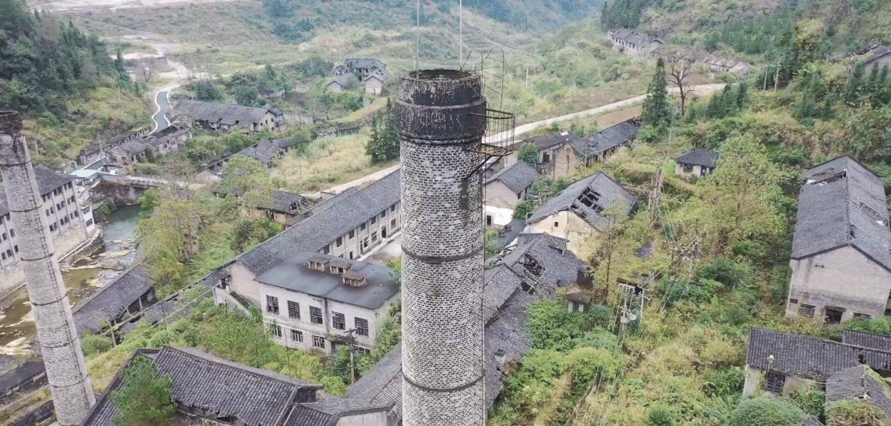 贵州大山里的废弃矿场，曾号称“小香港”，如今早已破败不堪