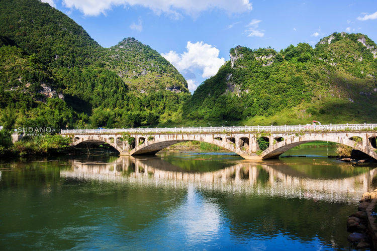 令摄影师疯狂的一座古桥：广西鹅泉，外国游客称赞“天下第一水”