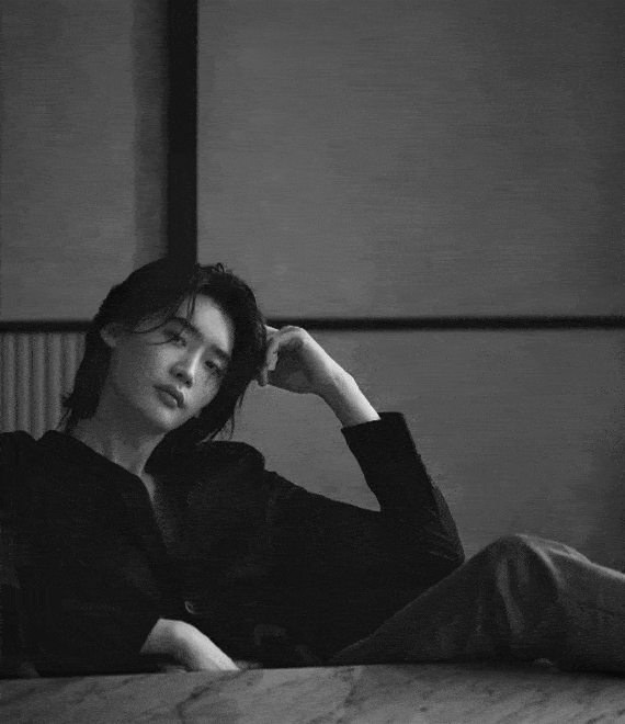 在画报中,长发的李钟硕的足迹遍布沙发,浴缸,椅子,床上,一会儿以手抵