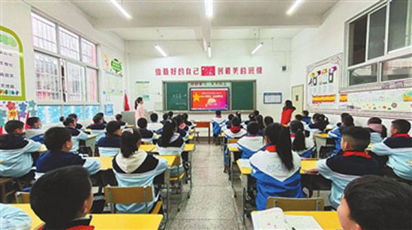 都匀十三小学生在观看《开学第一课》学习党史当日上午九点,走进都匀