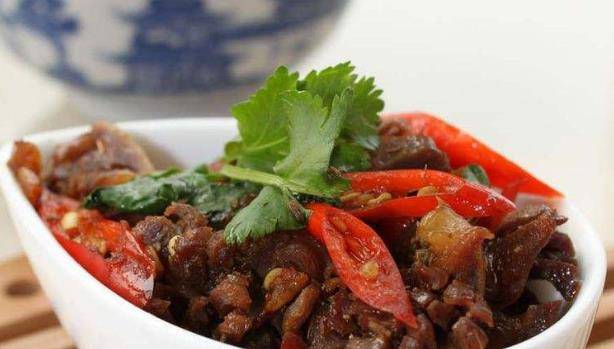 鸡胗也就是鸡的胃部 但是营养价值比鸡肉还高 一起进来看看做法 料酒