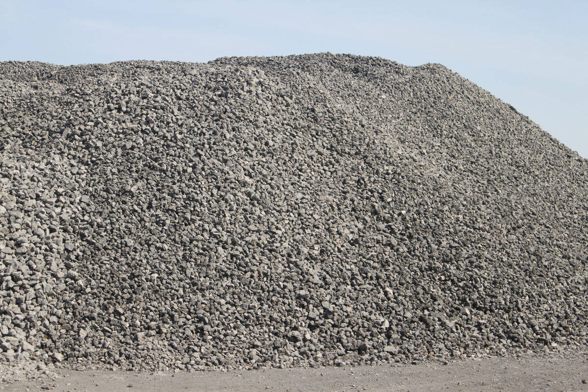 中排出的渣,又称高炉矿渣,可分为炼钢生铁渣,铸造生铁渣,锰铁矿渣等