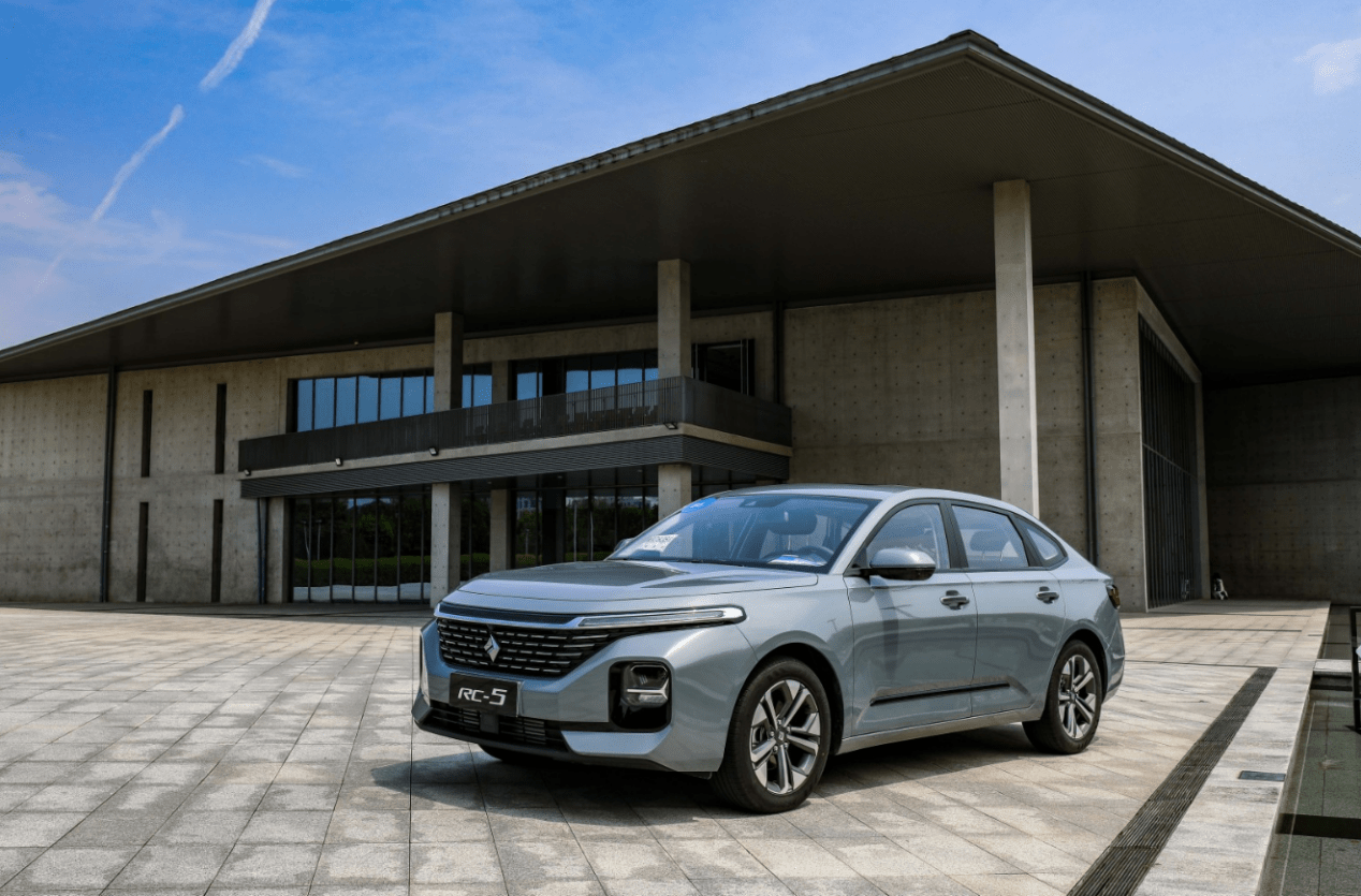 10万左右的轿车哪个好年轻人可以看看新宝骏rc5