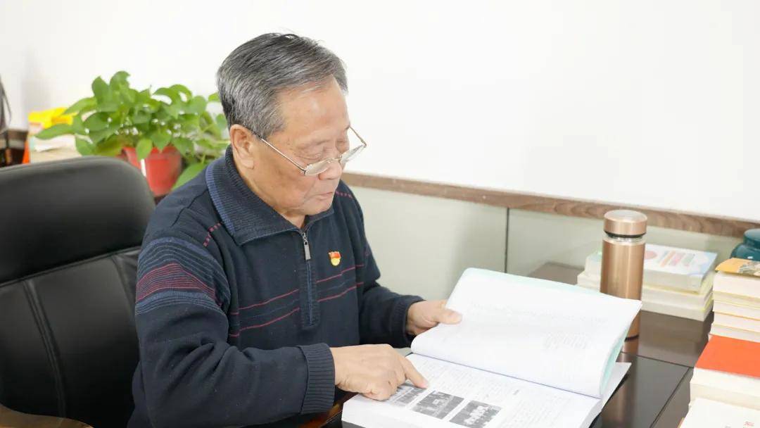 献礼建党百年61听北辰老干部讲革命故事张殿文学习雷锋精神传承红色