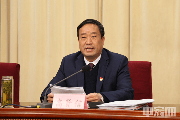 卧龙区委书记高贤信主持会议并讲话.