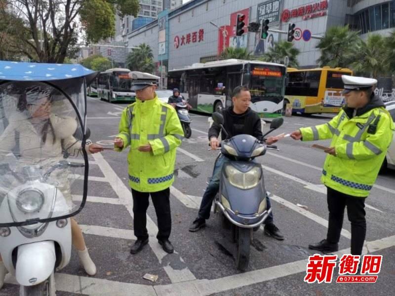 雁峰交警多措並舉開展電動車管理辦法新規宣傳活動