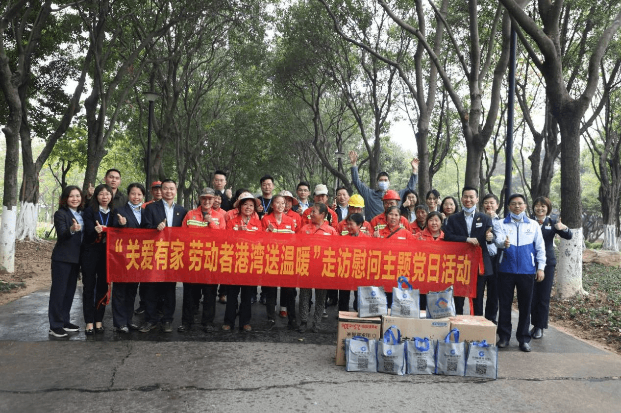 佛山建行向环卫工人送新春慰问