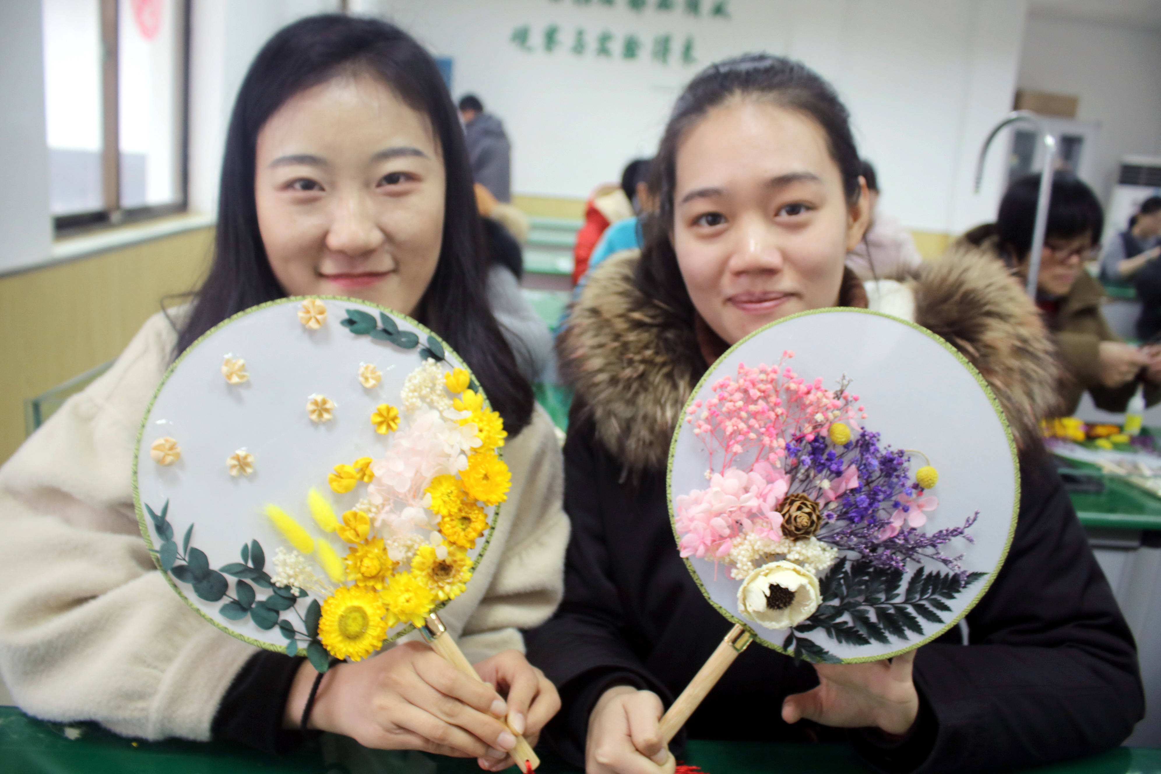 苏州平江教师手艺灵 团扇上用干花"画"风景_扇面