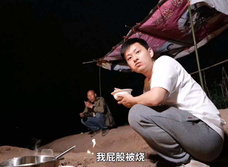 b站敬汉卿又找到花式吃法,用地火来吃火锅,确实只有你会