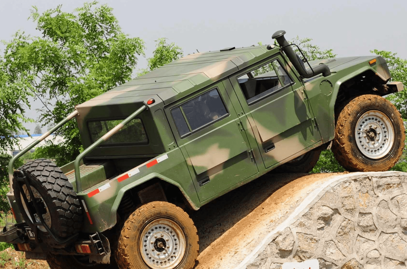 据媒体报道,"枭龙"越野车甚至能够边行驶边给轮胎充放气,以适应各种