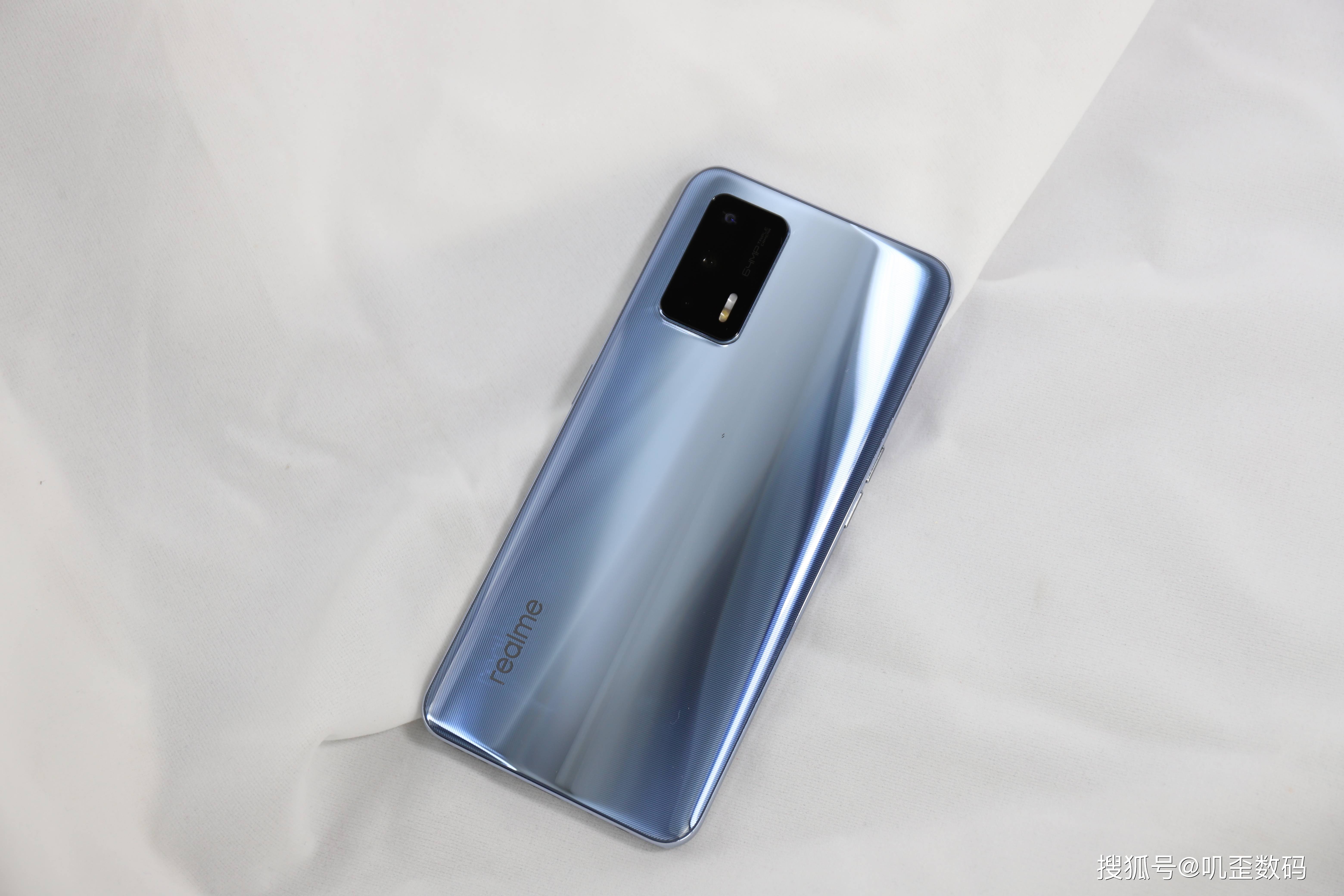 总的来说,realme 真我gt的外观设计还是延续了之前的大致风格,gt元素