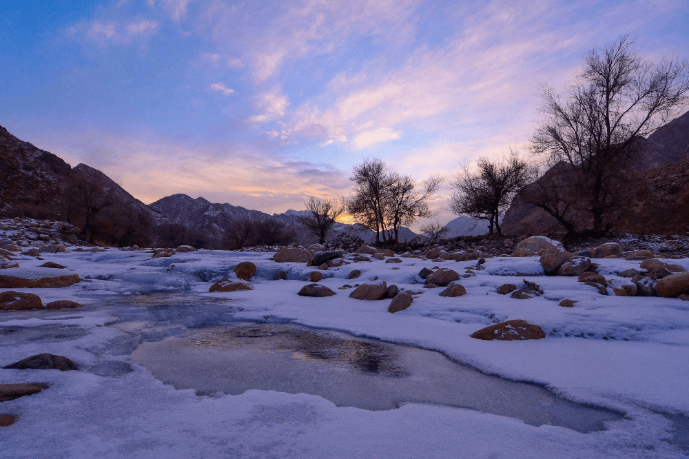 拜城县:红石林峡谷雅丹地貌壮美无比在红石林峡谷层层叠叠的山峦上