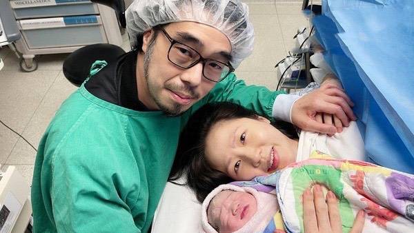 恭喜！香港著名导演周显扬喜得二胎，妻子剖腹产诞下7.3斤女婴