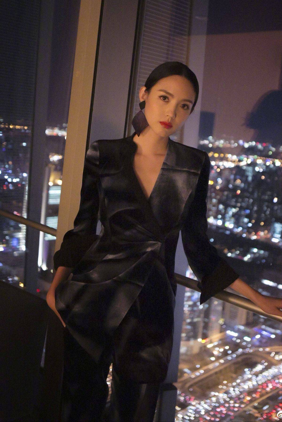基本款的西装也让张梓琳玩出了花样,一改往日扣子的设计.