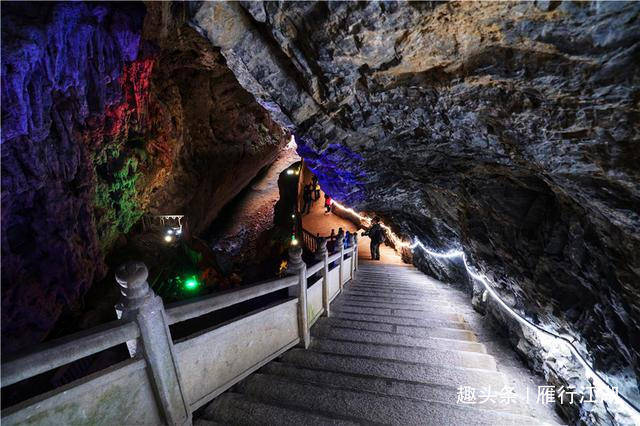 广西出现一个神秘的天坑，里面有188米瀑布，悬崖上有古人棺材
