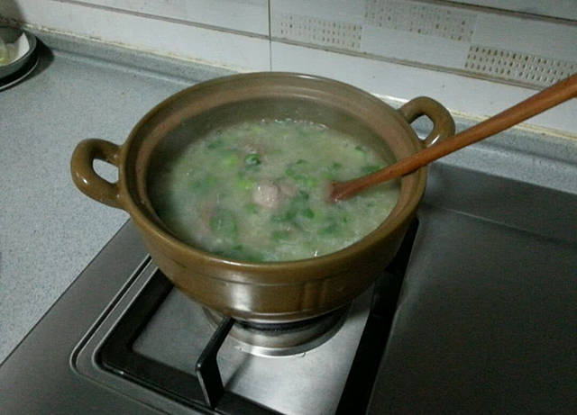 再熬煮10分钟左右,加入青菜,洋葱即可出锅,一道香气扑鼻的猪肝粥完成