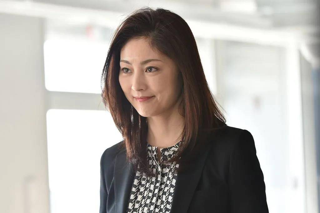 今年48岁的常盘贵子,可能是没有过多关注眼周护理,明媚双眸的不足尽显