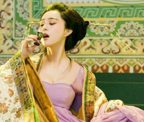 范冰冰,是不是特别妖娆?要是换成真酒,有多少人想和她一醉方休呢