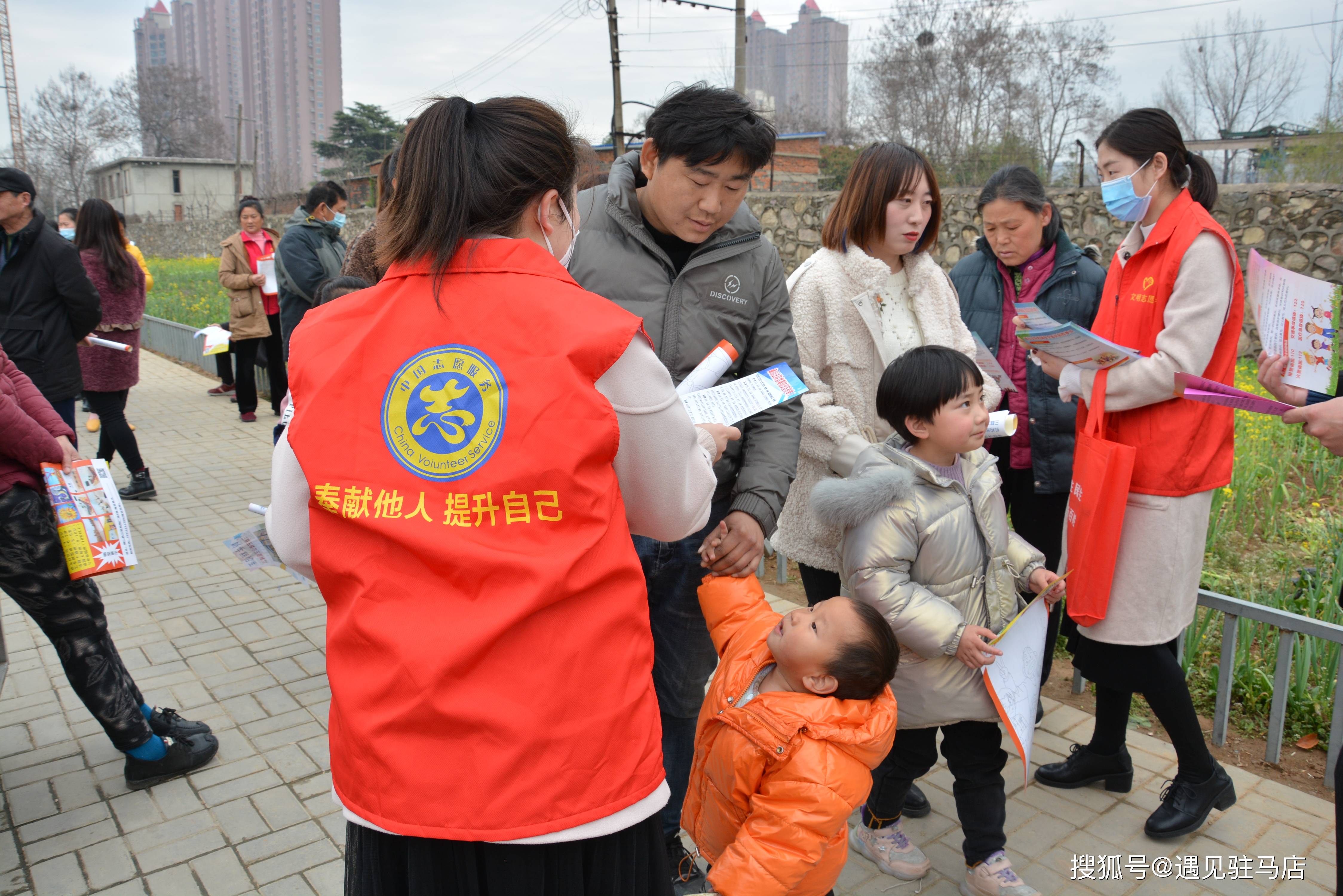 確山法院雷鋒日開展關愛婦女兒童普法宣傳活動