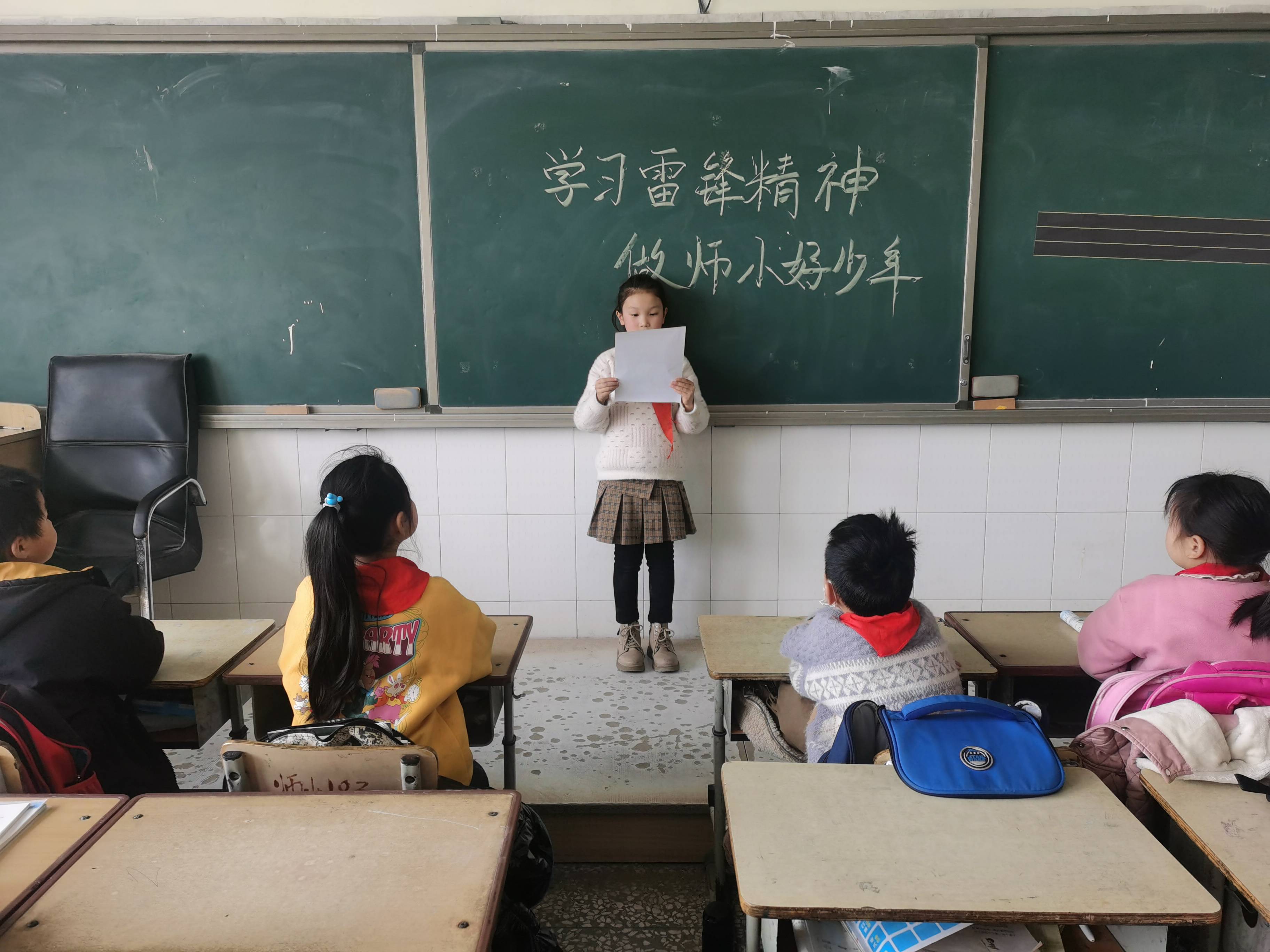 各班学生在班主任老师的带领下,都在主题班会上学习着雷锋精神.