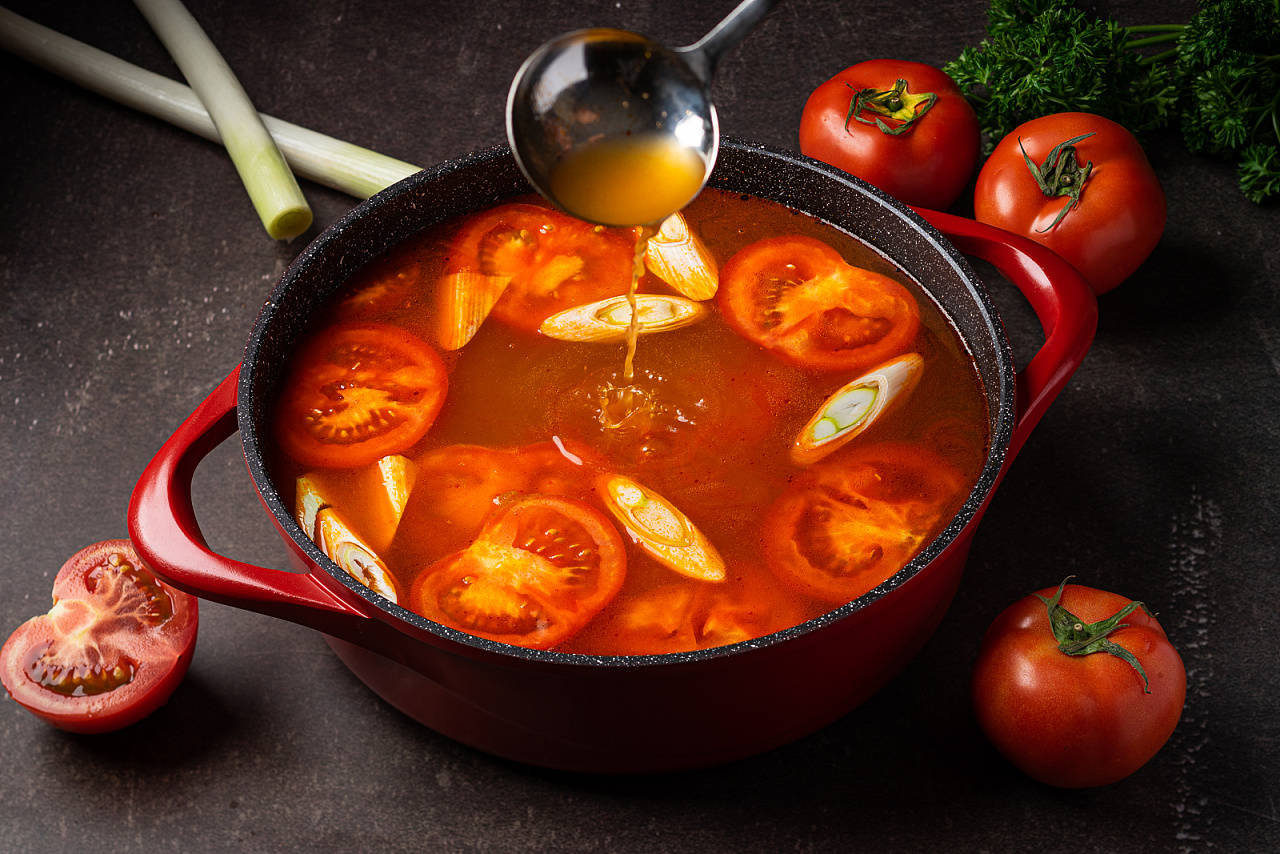 同时,番茄火锅可以和就餐环境,营养功效,套餐搭配,制定属于自己门店的